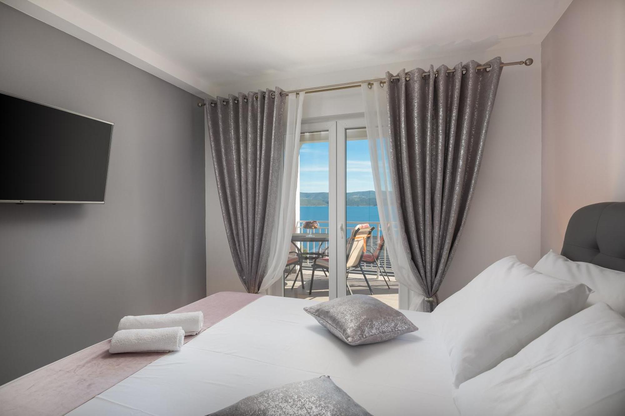 Luxury Seafront Villa With Heated Pool, Jacuzzi, Sea View, 150 M From Beach Stanici Esterno foto